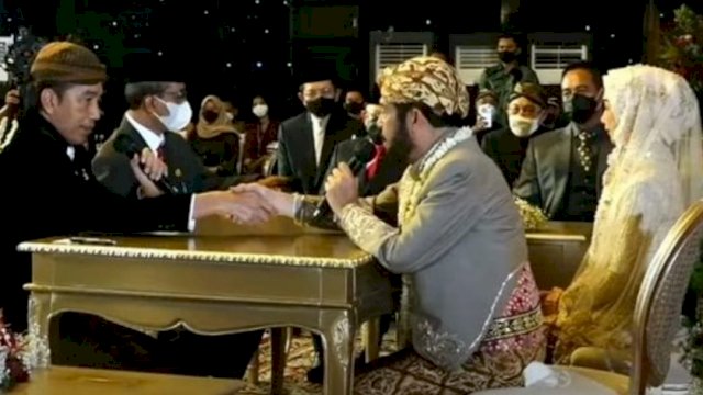Presiden RI Joko Widodo (Jokowi) menikahlan Adiknya Idayati dengan Ketua MK Anwar Usman, Kamis (26/05/2022). (Foto:Tangkapan Layar Youtube Wedding Organizer Pengantin Production Yogyakarta)