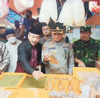 Antisipasi Kelangkaan dan Harga, Wali Kota Jakbar Bersama Kapolres dan Dandim Sidak Sembako di Pasar Kopro