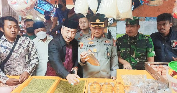 Antisipasi Kelangkaan dan Harga, Wali Kota Jakbar Bersama Kapolres dan Dandim Sidak Sembako di Pasar Kopro