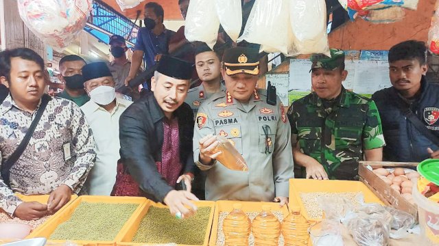 Wali Kota Jakarta Barat Yani Wahyu Purwoko, bersama Kapolres Kombes Pol Pasma Royce bersama  dan Dandim 0503 JB Kolonel Kav I Made Maha Yudhiksa, saat meninjau harga sembako di Pasar Kopro Grogol Petamburan, Kamis (27/05/2022). (Istimewa)