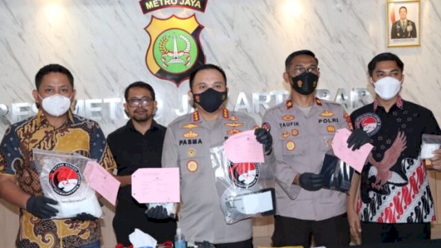 Kapolres Metro Jakbar Kombes Pol Pasma Royce, menunjukkan barang bukti ganja dan sabu. (Istimewa)