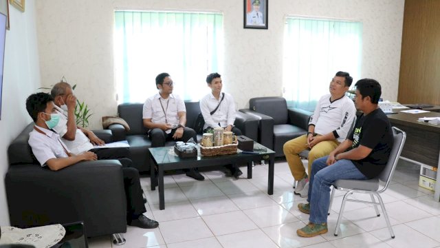 Kepala Dinas Komunikasi, Informatika, Statistik dan Persandian (Kominfo-SP) Kabupaten Luwu Timur, H. Hamris Darwis menerima audiensi Kepala Badan Pusat Statistik (BPS) Lutim, Herbudiman Suandy.