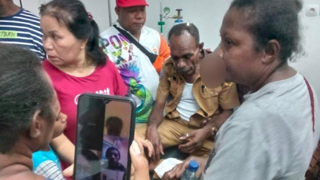 Kondisi Sekda Sarmi, Elias Bakau usai mendapatkan tindakan Penganiayaan oleh massa aksi protes. (Ist)