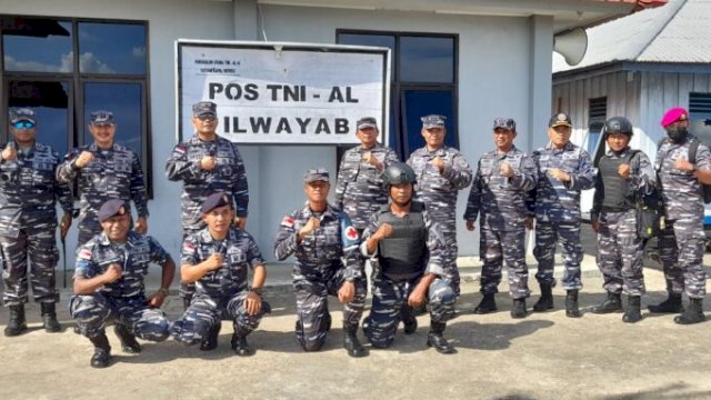 Danlantamal XI Brigjen TNI Marinir Gatot Mardiyono (ketiga dari kiri) bersama para pejabat Lantamal XI dan prajurit TNI AL Pos Ilwayab Kabupaten Merauke. (Foto: Hendrik/ republiknews.co.id)