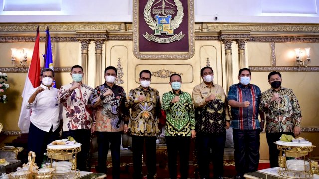 Gubernur Sulsel Andi Sudirman Sulaiman bersama Bupati Maros Chaidir Syam, Bupati Pangkep Muh. Yusran Lalogau dan Bupati Barru Suardi Saleh, menerima Menteri Perhubungan RI Budi Karya Sumadi, membahas Progres Pembebasan Lahan Kereta Api Makassar-Parepare, di Rumah Jabatan Gubernur Sulsel, Jumat (27/05/2022). (Istimewa)