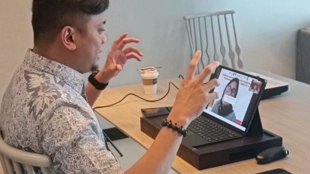 Bupati Gowa Adnan Purichta Ichsan saat, mempresentasikan materi layanan pengaduan secara virtual. (Istimewa)