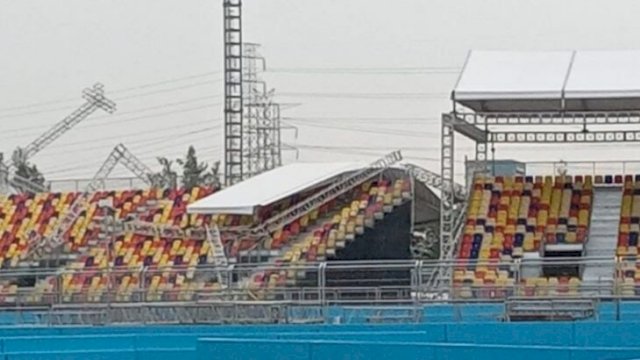 Tampak Atap Tribun Formula E yang roboh, Ancol, Jumat (27/05/2022) malam. (Istimewa)