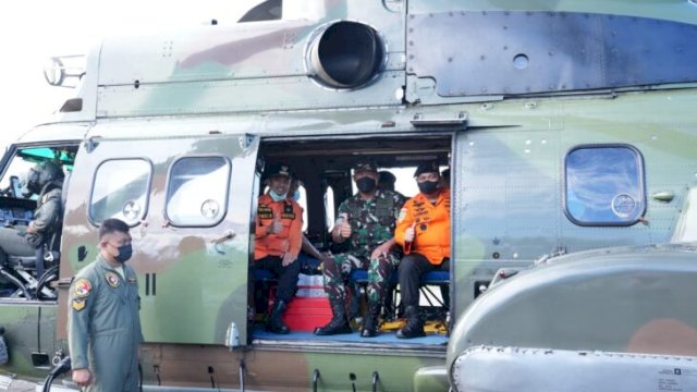Gubernur Sulsel Andi Sudirman Sulaiman, saat hendak terbang memantau pencarian korban KM Ladang Pertiwi yang tenggelam di Selat Makassar. (Istimewa)