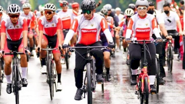 Kapolri Jenderal Listyo Sigit Prabowo gowes bareng kontingen sepeda Indonesia Sea Games. (Istimewa)