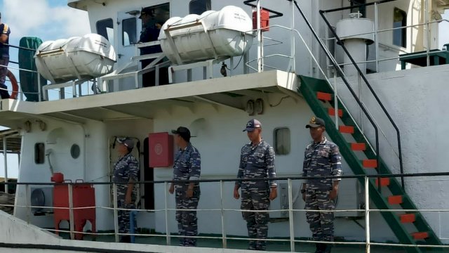 Pengamanan perbaikan jaringan internet di perairan Merauke oleh personel Patkamla Satuan Patroli Lantamal XI Merauke. (Foto: Dispen Lantamal XI)