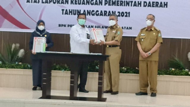 Wali Kota Parepare Taufan Pawe, didampingi Wakil Wali Kotw Pangerang Rahim saat menerima Opini WTP dari Kepala BPK RI Perwakilan Sulsel, Senin (30/05/2022). (Istimewa)