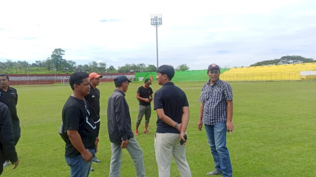 Manajemen PSM Makassar saat meninjau kondisi Lapangan Stadion BJ Habibi Kota Parepare, Senin (30/05/2022). (Istimewa)
