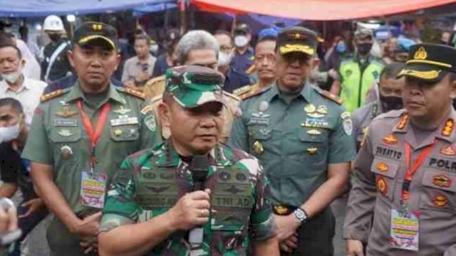 Kasad Jenderal TNI Dudung Abdurachman sidak minyak goreng di wilayah Kota Bogor didampingi Kapolresta Bogor, Dandim 0606/KB, Dandenpom lll/l Bogor, Danpusdikzi Kodiklat, Kadis Perindag, serta Dirut PD Pasar Pakuan Jaya. (Istimewa)