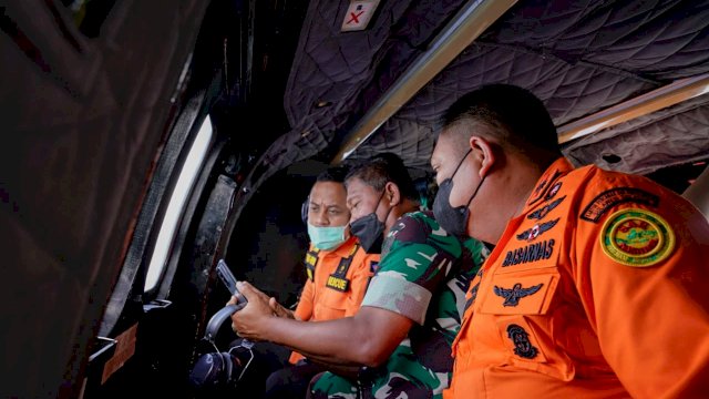 Gubernur Sulsel Andi Sudirman Sulaiman, bersama TNI dan SAR saat memantau Proses Pencarian Korban KM Ladang Pertiwi Kapal Rute Pelabuhan Paottere Kota Makassar tujuan Pulau Kalmas Kabupaten Pangkep yang Tenggelam di Selat Makassar. (Istimewa)