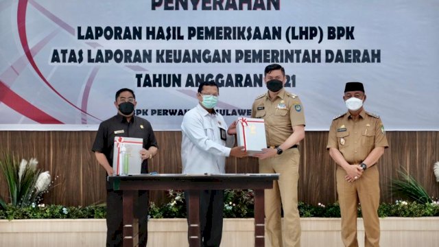Bupati Gowa Adnan Purichta Ichsan saat menerima WTP ke-10 dari BPK atas Laporan Keuangan Pemerintah Daerah Tahun Anggaran 2021 di Auditorium Kantor Perwakilan BPK Sulsel, Senin (30/05/2022). (Istimewa)