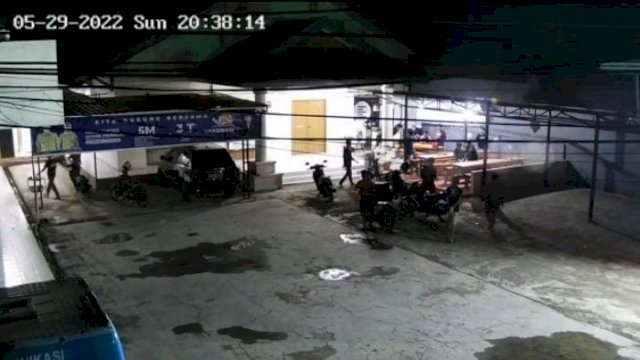 Tangkapan layar CCTV pengeroyokan di Halaman Kantor Diskominfo Sinjai, Minggu (29/05/2022). (Istimewa)