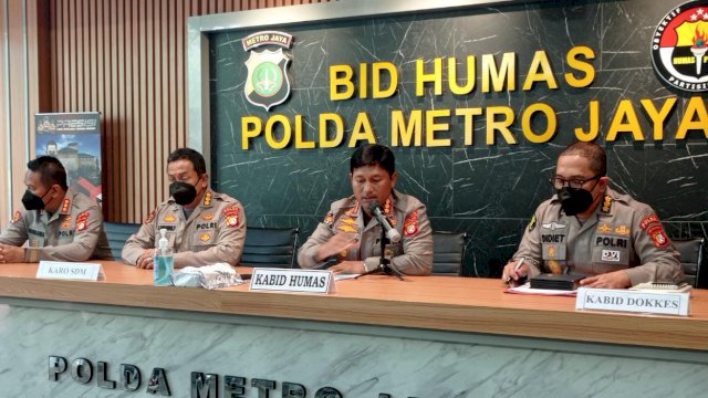 Kabid Propam Polda Metro Jaya Kombes Pol Bhirawa bersama Karo SDM Kombes Pol Langgeng Purnomo dan Kabid Humas Kombes Pol Endra Zulpan, Kabid Dokkes Kombes Pol&nbsp; Didiet, saat memberi keterangan pers terkait Casis Bintara Fahri, Senin (30/05/2022). (Foto: Wahyu Widodo/Republiknews.co.id)