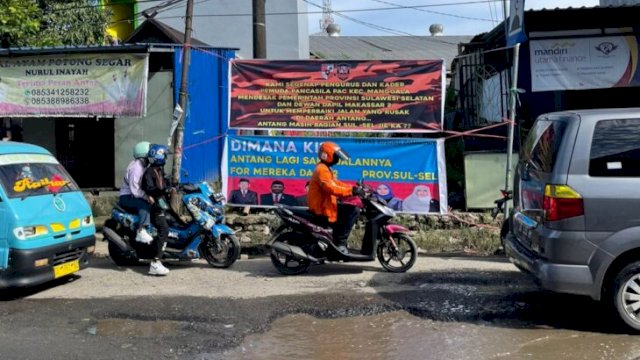 Kondisi Jalan Raya Antang yang rusak parah. Jalan ini diketahui merupakan kewenangan Pemerintah Provinsi Sulawesi Selatan. (Istimewa)