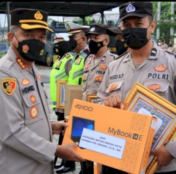 Kapolres Metro Bekasi Kota Beri Penghargaan Kepada 6 Anggota Atas Kinerjanya
