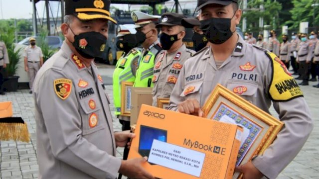 Kapolres Metro Bekasi Kota Kombes Pol Hengki saat memberikan apresiasi kepada 6 Anggota yang berprestasi, Senin (30/05/2022). (Istimewa)