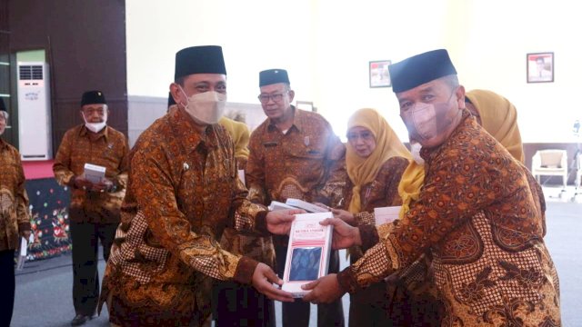 Amran Mahmud usai mengukuhkan Pengurus Persatuan Wredatama Republik Indonesia (PWRI) Kabupaten Wajo Masa Bakti 2022-2027 yang digelar di Ruang Pola Kantor Bupati Wajo, Senin (30/05/2022). (Istimewa)