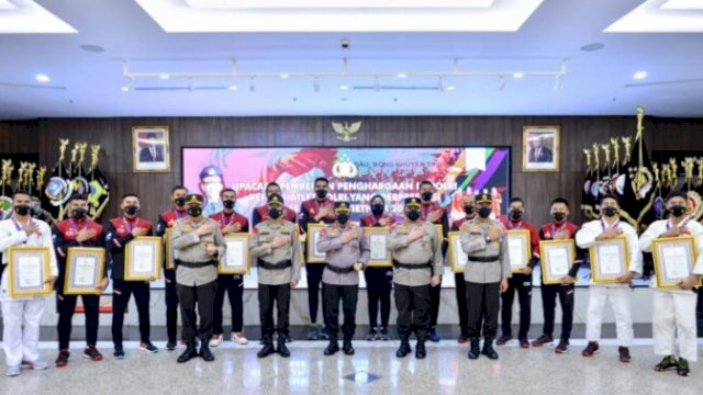 Kapolri Jenderal Pol Listyo Sigit, berfoto dengan Atlet Polri yang torehkan medali untuk Indonesia di Sea Games Vietnam. (Istimewa)