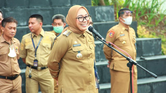 Bupati Mamuju Sitti Sutinah Suhardi, memimpin langsung Apel Pagi Pemkab Mamuju, Senin (30/05/2022). (Istimewa)