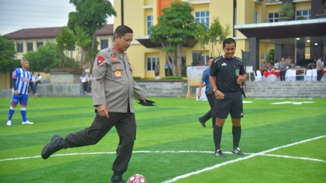 Kapolda Lampung Irjen Pol Hendro Sugiarto menendang bola, tanda resmi dibukanya turnamen Sepak Bola Kapolda Cup 2022, Senin (30/05/2022). (Istimewa)
