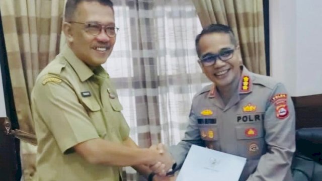 Sekda Provinsi Banten Moch. Tranggono, menyerahkan penghargaan untuk kepada Kabid Humas Polda Banten Kombes Pol Shinto Silitonga, Selasa (31/05/2022). (Istimewa)