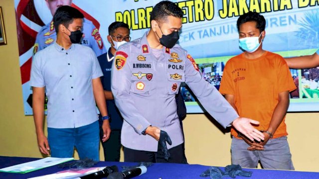 Kapolsek Tanjung Duren Kompol Muharram Wibisono, tampilkan Ayah Ees (41) pelaku kekerasan terhadap anak kandung. (Istimewa)