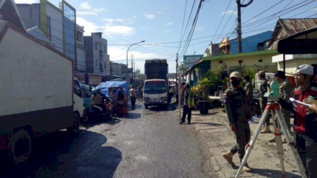 Pengukuran Jalan Antang Raya yang rusak parah oleh petugas Dinas Pekerjaan Umum dan Tata Ruang (PUTR), Selasa (31/05/2022). (Istimewa)