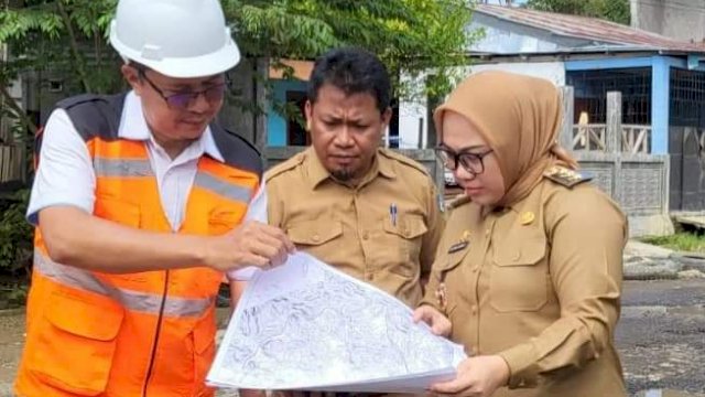 Bupati Mamuju Hj Sitti Sutinah Suhardi memantau langsung persiapan dimulainya pelaksanaan perbaikan jalan, Selasa (31/05/2022). (Istimewa)