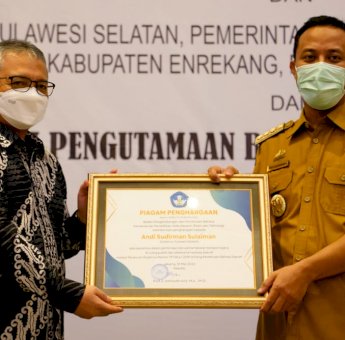 Gubernur Andi Sudirman Raih Penghargaan BPPB Kemendikbudristek RI