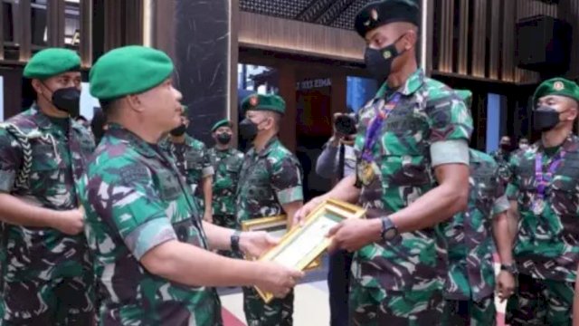 Kasad Jenderal TNI Dudung Abdurachman secara simbolis memberi penghargaan Atletnya yang meraih medali di Sea Games ke 31. (Ist)