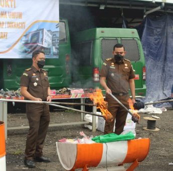 Kejaksaan Negeri Jakbar Musnahkan Barang Bukti Narkotika dan Senjata Tajam