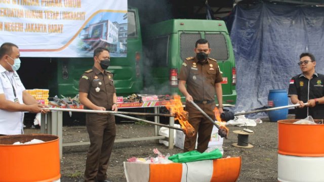 Kejaksaan Negeri Jakarta Barat musnahkan barang bukti Narkoba dan Senjata Tajam hasil kejahatan yang telah memiliki kekuatan hukum, agar tidak disalah gunakan. (Istimewa)