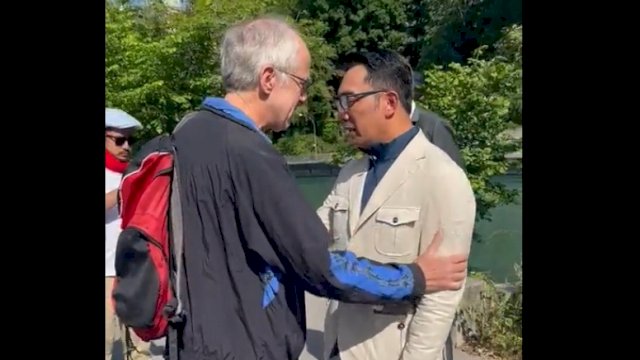 Ridwan Kamil saat bertemu Heinrich warga Lokal yang menyelamatkan adik Eril dari arus sungai Aare. Suasana haru pun terlihat ketika mereka berbincang saling menguatkan dan berucap terima kasih. (Tangkapan Layar Imstagram)