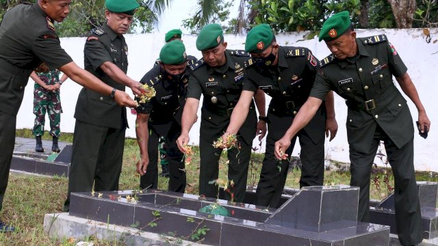 Kodim 1418 Mamuju Saat Ziarah ke Makam Taman Pahlawan (TMP), Selasa (31/05/2022). (Istimewa)