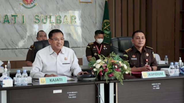 Kajati Sulbar Didik Istiyanta saat menghadiri Video Converence Bersama Jaksa Agung Muda Tindak Pidana Umum. (Istimewa)