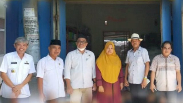 Anggota Komisi II DPRD Jeneponto saat mengunjungi DIstributon Pupuk Subsidi, Rabu (26/01/2022). (Istimewa)