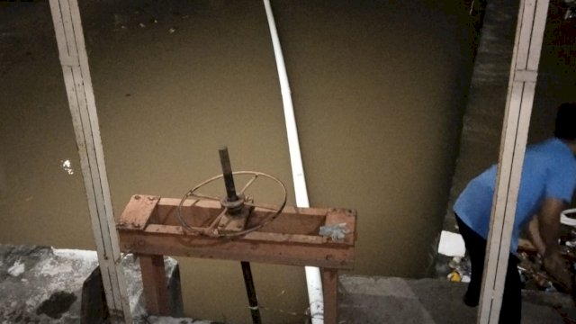 Kondisi Air Baku Nipa-nipa Antang, Kecamatan Manggala, Kota makassar yang tercemar akibat tumpahan Oli. (Istimewa)