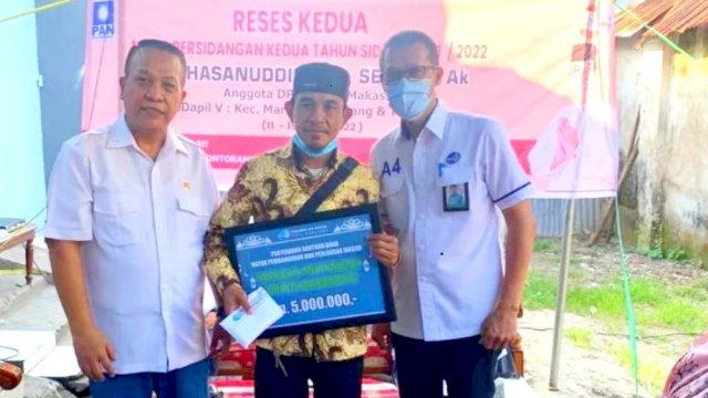 Penyaluran Bantuan PDAM Makassar untu biaya operasional Masjid diserahkan oleh Anggota Fraksi PAN DPRD Kota Makassar Hasanuddin Leo. (Istimewa)