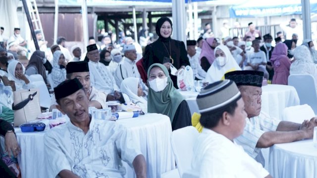 Suasana buka puasa bersama yang digelar Rusdi Masse dan Fatmawati Rusdi di kediamannya di Jalan Andi Abu Bakar, Pangkajene Sidrap (Cikeas), Sabtu (30/4/2022). (Foto: Istimewa)