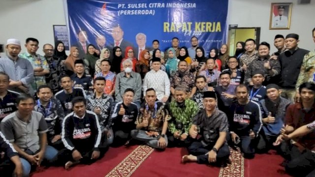 Jajaran direksi dan seluruh karyawan PT Sulsel Citra Indonesia berfoto bersama pada rapat kerja yang digelar di Kantor Perseroda Sulsel, Jalan Ratulangi, Sabtu (30/4/2022). (Foto: Istimewa)