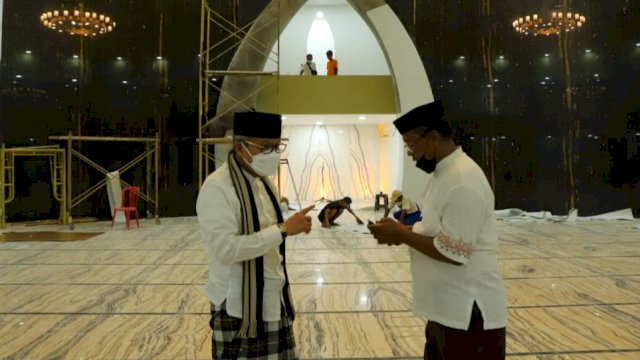 Wali Kota Parepare, Taufan Pawe saat mengecek persiapan Masjid Terapung BJ Habibie untuk digunakan sebagai tempat Salat Idul Fitri 1443 H. (Foto: Istimewa)