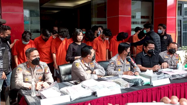 Pelaku Begal Dua Prajurit TNI dihadirkan di Mapolres Jakarta Selatan Selasa (10/5/2022) .(Wahyu Widodo/Republiknews.co.id)