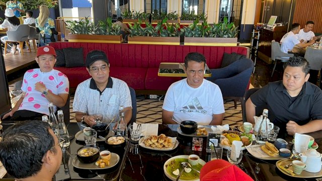 Ketua Umum IKA Unhas, Andi Amran Sulaiman bersama Rektor Unhas, Prof Jamaluddin Jompa saat menyantap nasi kuning dan bubur ayam di Resto and Cafe The Icon di Kawasan CPI, Makassar, Minggu (22/5/2022). (Foto: Istimewa)