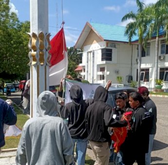 Viral, Pendemo Ganti Bendera Merah Putih dengan Bendera Organda di Kantor Bupati Majene Diproses Polisi
