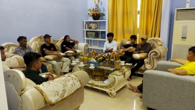 Ketua DPRD Luwu Timur, Aripin, menerima kunjugan kelompok pemuda kecamatan Malili untuk bersilaturahmi dan berdiskusi yang berlangsung di rumah jabatan Ketua DPRD Luwu Timur, Jumat (6/5/2022).
