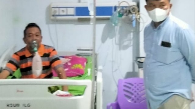 Ketua DPRD Luwu Timur, Aripin menjenguk masyarakat yang sedang dirawat di Rumah Sakit Umum Daerah (RSUD) I Lagaligo Wotu, Senin (16/5/2022).